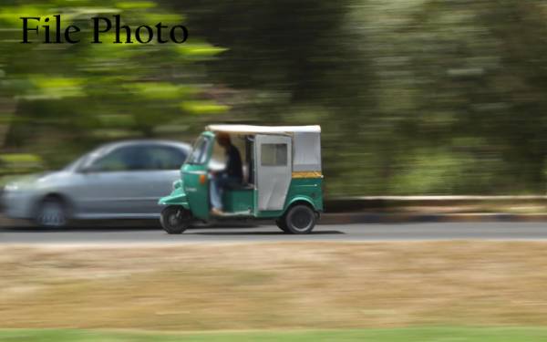 رکشہ-ڈرائیور-نے-ٹریفک-وارڈن-کے-رویے-سے-دلبرداشتہ-ہوکر-رکشہ-کو-آگ-لگادی