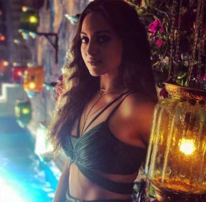 ممبئی-پولیس-کا-اداکارہ-سوناکشی-سنہا-کے-گھر-پر-چھاپہ،گھر-میں-موجود-نہیں-تھیں-،تفتیش-نہ-ہوسکی