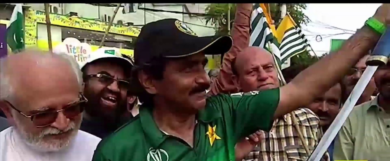 کشمیریوں-پر-بھارتی-مظالم-کیخلاف-جاوید-میانداد-تلوار-لےکر-نکل-آئے