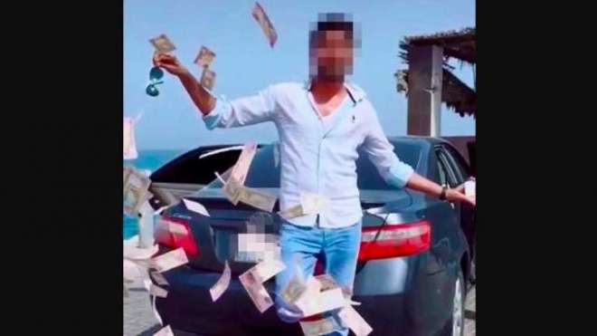 دُبئی-میں-ایک-نوجوان-نے-سر-عام-گلیوں-میں-ہزاروں-درہم-کے-نوٹ-گلیوں-میں-پھینک-دیئے