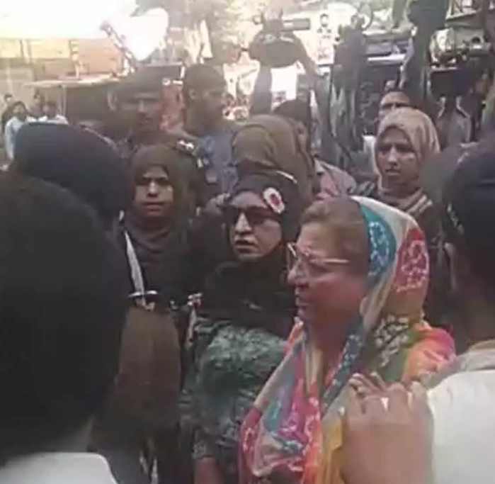 لیگی-کارکنوں-کی-احتساب-عدالت-کےباہر-پولیس-کےساتھ-دھکم-پیل