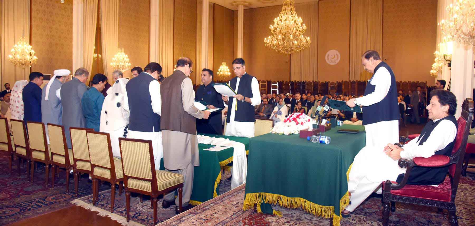 وزیر-اعظم-نے-دھرنے-کے-دنوں-میں-وزرا-کو-اسلام-آباد-سے-باہر-جانے-سے-روک-دیا