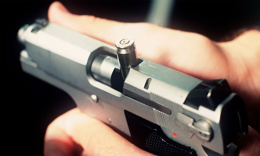 پستول-میں-گولی-پھنسنے-سے-پولیس-افسر-کی-جان-بچ-گئی