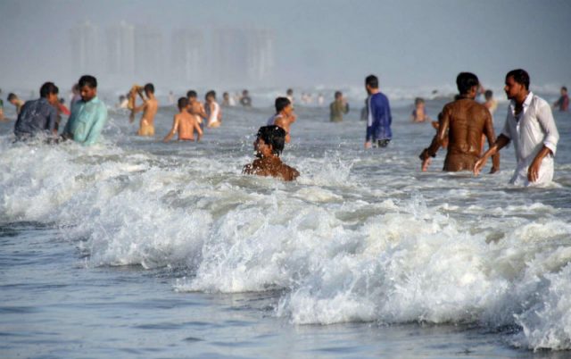 سمندری-طوفان-'کیار'-بپھرنے-لگا،-کراچی-کی-ساحلی-پٹی-میں-پانی-داخل-ہوگیا