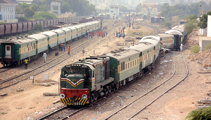 2-ٹرینوں-کی-بوگیاں-پٹری-سے-اترنے-کے-باعث-آمد-و-رفت-میں-تاخیر