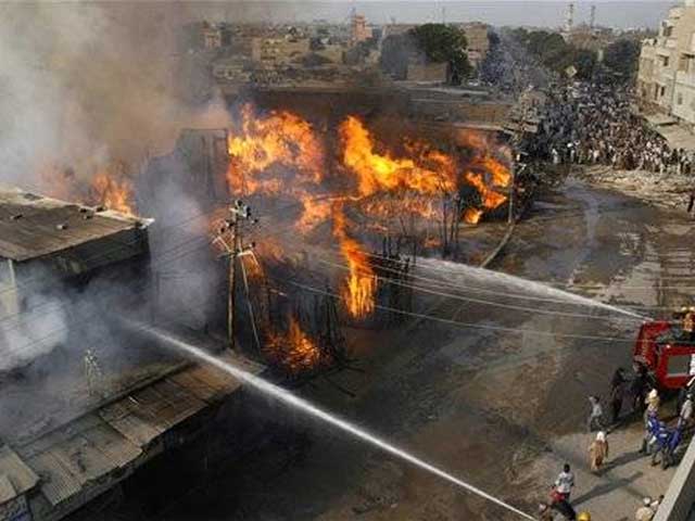 کراچی-کے-علاقے-پرانا-حاجی-کیمپ-میں-ٹمبر-مارکیٹ-میں-آتشزدگی-،-تین-دکانیں-جل-گئیں
