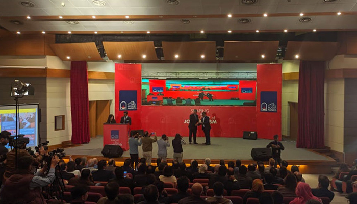 صحافیوں-کو-ایوارڈز-تقسیم-کی-تقریب،-سفراء،-سابق-بیوروکریٹس-اور-صحافیوں-کی-شرکت