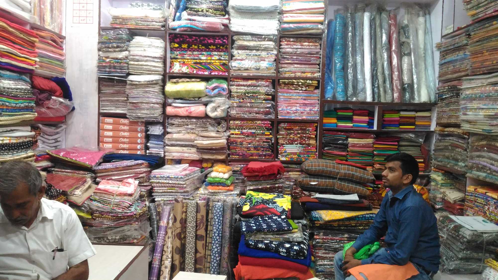 گرم-کپڑوں-کی-طلب-بڑھ-گئی،-نرخوں-میں-اضافہ