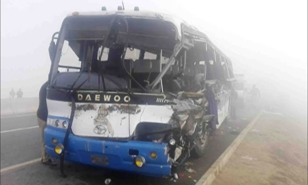 حافظ-آباد،-دھند-کے-باعث-باراتیوں-کی-بس-حادثے-کا-شکار،-5-جاں-بحق