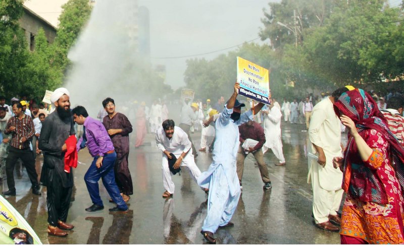 سندھ-اسمبلی-کے-سامنے-اساتذہ-کا-احتجاج،-لاٹھی-چارج،-پتھرائو-سے-علاقہ-میدان-جنگ