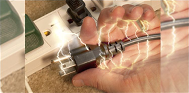 کراچی-میں-بارش:-’ٹوٹے-تاروں،-بجلی-کے-کھمبوں-سے-دور-رہیں‘