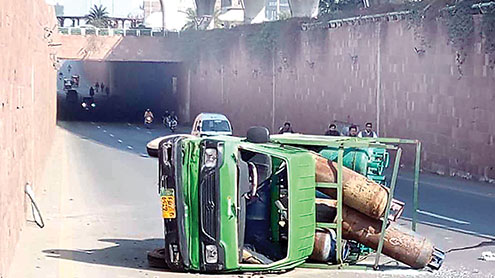 سلنڈرز-سے-لوڈ-پک-اپ-ٹائرپھٹنے-سے-الٹ-گئی،ڈرائیورزخمی