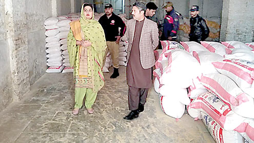 ڈپٹی-کمشنر-کا-مقامی-فلور-ملز-میں-آٹے-کے-معیار،سٹاک-کا-معائنہ