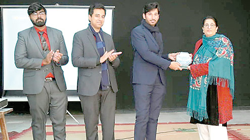 ذریعہ-معاش-کے-حصول-میں-کمپیوٹر-سائنس-سب-سے-مددگار-،عظمیٰ-قریشی