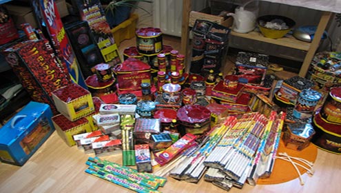 لاہور:-بھاری-مالیت-کا-آتش-بازی-کا-سامان-برآمد،-2-گرفتار