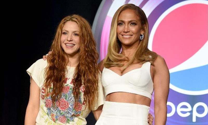 جینیفر-لوپیز-اور-شکیرا-'باسکٹ-بال-لیجنڈ'-کو-خراج-تحسین-پیش-کرنے-کے-لیے-اکٹھے