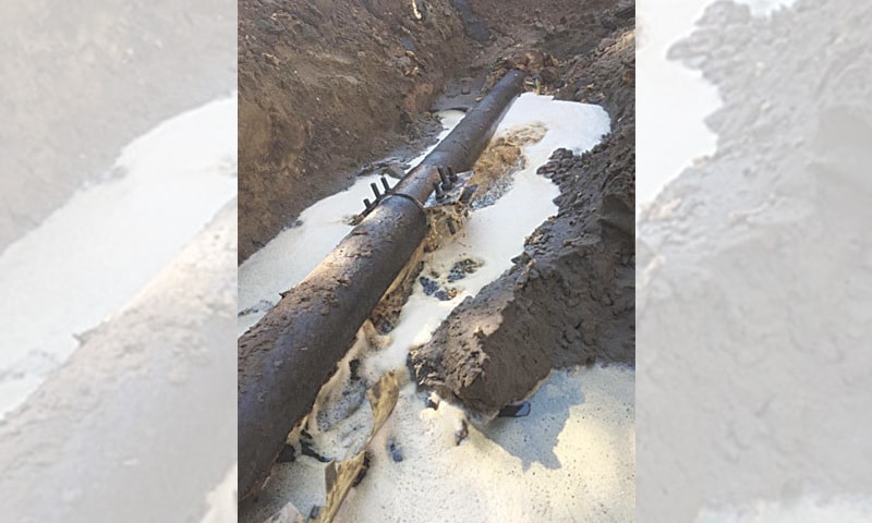 کراچی:-6-انچ-قطر-کی-پائپ-لائن-پھٹنے-سے-ہزاروں-لیٹر-ڈیزل-بہہ-گیا