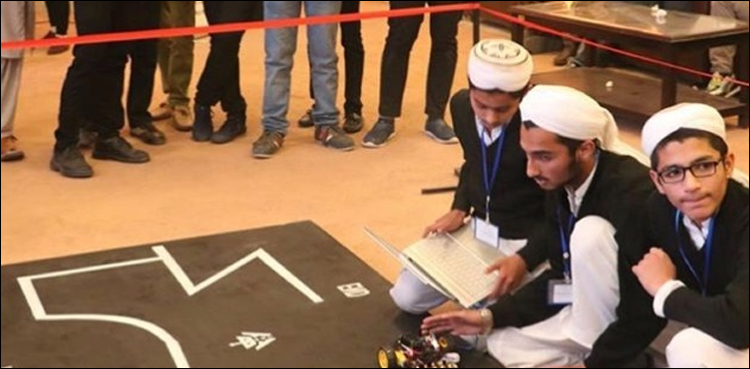 پاکستانی-مدرسے-کے-طالب-علموں-نے-روبوٹ-بنا-کر-مقابلہ-جیت-لیا