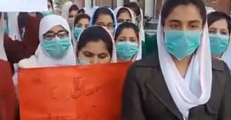 گوجرہ:سٹاف-نرسز-کی-ویڈیو-وائرل-کرنے-پر-احتجاج-،-روڈ-بلاک