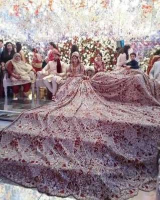 دلہن-کا-اپنی-شادی-پر-100-کلو-کا-لہنگا