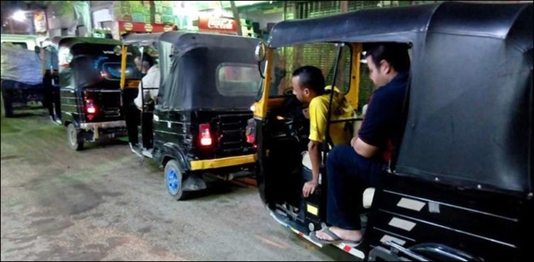 انگریزی-میں-فیل-کیوں-کیا؟-طالبعلم-نے-استاد-پر-رکشہ-چڑھا-دیا