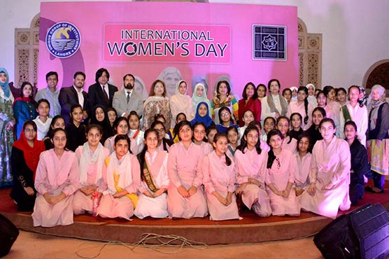 بچیوں-کو-مشرقی-روایات-کے-مطابق-مستقبل-کا-تعین-کرنا-ہوگا-:پروین-سرور