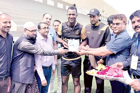 ڈیرن-سیمی-کو-کراچی-پریس-کلب-کی-تاحیات-ممبر-شپ-دیدی-گئی