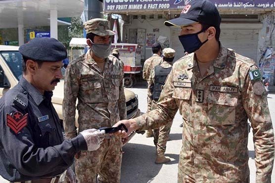 لاڑکانہ-،پاک-فوج-کی-جانب-سے-پولیس-اہلکاروں-میں-ماسک-تقسیم