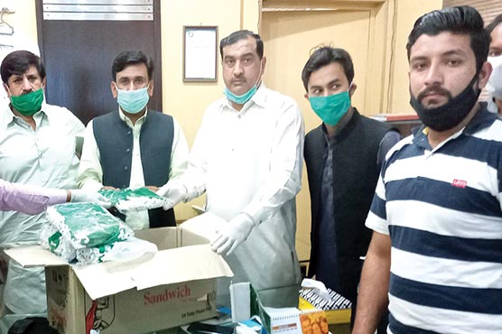 پی-ٹی-آئی-تاندلیانوالہ-کی-طرف-سے-ہسپتال-میں-ماسک-تقسیم