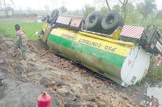 دس-ہزار-لٹر-پٹرول-سے-بھرا-آئل-ٹینکر-کھیت-میں-الٹ-گیا