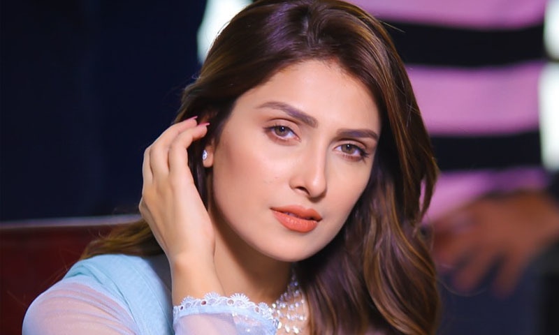 ایئرپورٹ-پر-کسی-نے-'دو-ٹکے-کی-عورت'-نہیں-بلایا،-عائزہ-خان