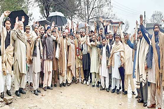 اوگی:پولیس-کے-گھروں-میں-بلاجواز-چھاپہ-کیخلاف-شہریوں-کا-احتجاج