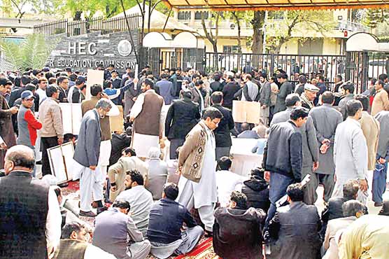 ڈ-گریاں-تسلیم-کر-نیکا-معاملہ،-ینگ-انجینئر-ز-کا-ایچ-ای-سی-کے-با-ہر-مظا-ہرہ