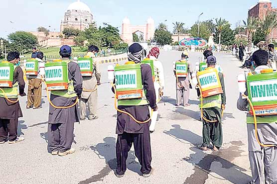 سڑکوں-،عوامی-مقامات-کی-صفائی-شروع-،-گھنٹہ-گھر-چوک-کی-د-ھلائی