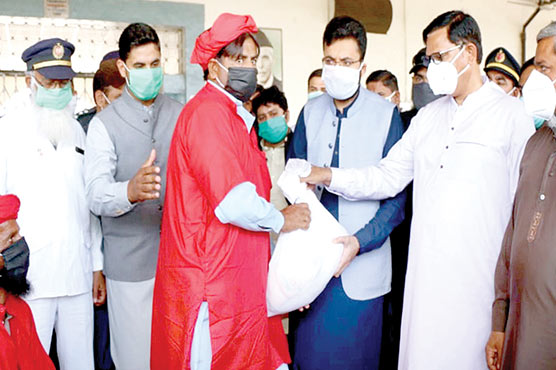 ریلوے-سٹیشن-پر-قلیوں-میں-راشن-بیگز-تقسیم-کئے-گئے