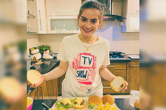 منال-خان-نے-قرنطینہ-میں-آن-لائن-کوکنگ-کلاسز-کا-آغاز-کر-دیا