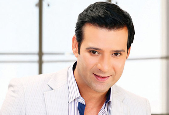 قرنطینہ-کرنے-والے-اداکار-معمر-رانامیک-اپ-آرٹسٹ-بن-گئے