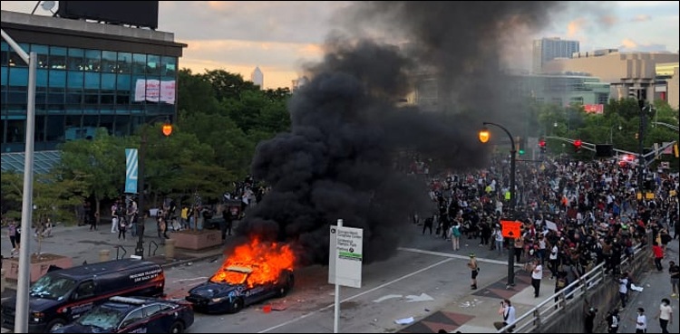 نسلی-فسادات-کا-دائرہ-امریکا-بھر-میں-پھیل-گیا،-پولیس-اہل-کاروں-پر-قتل-کا-مقدمہ-درج