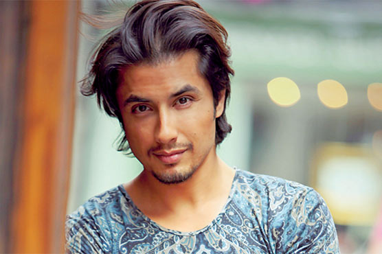 علی-ظفر-نے-روبینہ-اشرف-کو-پہلا-کرش-قرار-دے-دیا