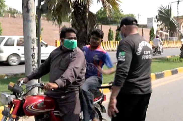 ماسک-نہ-پہننے-پر-ضلعی-انتظامیہ-کے-شہریوں-کو-کرنٹ-کے-جھٹکے