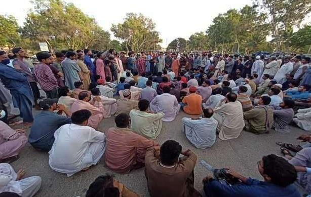سٹیل-ملزملازمین-کو-فارغ-کرنے-کے-فیصلے-کے-بعد-4-ملازمین-کو-ہارٹ-اٹیک