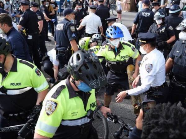 امریکہ-میں-صورتحال-کشیدہ-،کرفیو-شروع-ہونے-سے-قبل-نیویارک-میں-200-سے-زائد-افراد-گرفتار