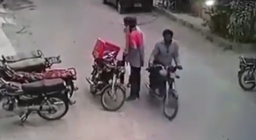 ڈاکوؤں-کو-رونے-والے-فوڈ-ڈلیوری-بوائے-پر-رحم-آگیا،-گلے-لگانے-کی-ویڈیو-وائرل