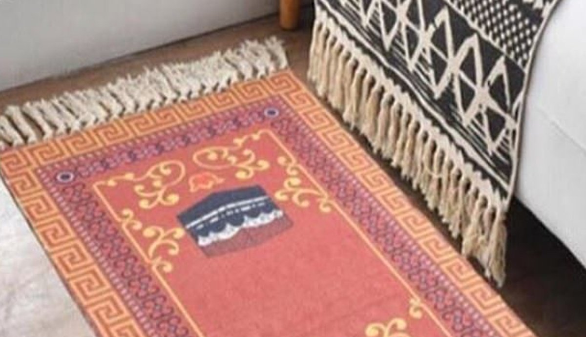 چینی-برانڈ-نے-جائے-نماز-کو-بطور-سجاوٹی-قالین-فروخت-کرنے-پر-معذرت-کرلی