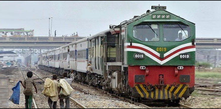 بھارت-:-ریل-کی-پٹری-پر-انتہائی-دلخراش-واقعہ،-دیکھنے-والے-دہل-گئے